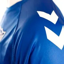 Camiseta Hummel Málaga CF Pre-Match 2022-2023 Niño -tienda de material de futbol camiseta hummel malaga cf pre match 2022 2023 nino true blue 2