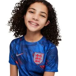 Camiseta Nike Inglaterra Pre-Match Mundial Qatar 2022 Niño 8 Camiseta Nike Inglaterra Pre-Match Mundial Qatar 2022 Niño -tienda de material de futbol camiseta nike inglaterra pre match mundial qatar 2022 nino blue void game royal challenge red 2