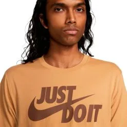 Camiseta Nike Sportswear Just Do It Swoosh 8 Camiseta Nike Sportswear Just Do It Swoosh -tienda de material de futbol camiseta nike sportswear club elemental gold 2