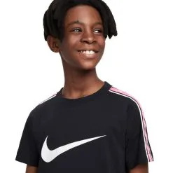 Camiseta Nike Sportswear Repeat Swoosh Niño -tienda de material de futbol camiseta nike sportswear repeat swoosh nino black pink white 2