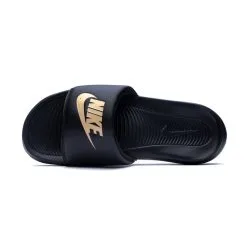 Chanclas Nike Victori One Slide 11 Chanclas Nike Victori One Slide -tienda de material de futbol chanclas nike victori one slide black mtlc gold black 4