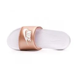 Chanclas Nike Victori One Slide Mujer 11 Chanclas Nike Victori One Slide Mujer -tienda de material de futbol chanclas nike victori one slide mujer metallic red bronze white 4