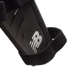 Espinillera New Balance Nclasp Flex Strap Guard -tienda de material de futbol espinillera new balance nclasp flex strap guard negro 2