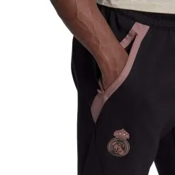 Pantalón Largo Adidas Real Madrid CF Fanswear 2022-2023 12 Pantalón Largo Adidas Real Madrid CF Fanswear 2022-2023 -tienda de material de futbol pantalon largo adidas real madrid cf fanswear 2022 2023 black wonder oxide 4